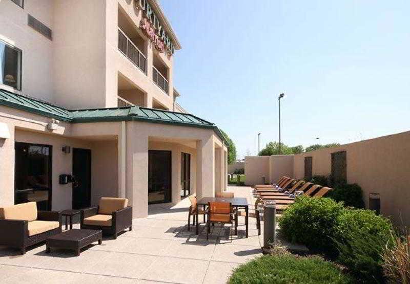 Courtyard By Marriott Топика Екстериор снимка