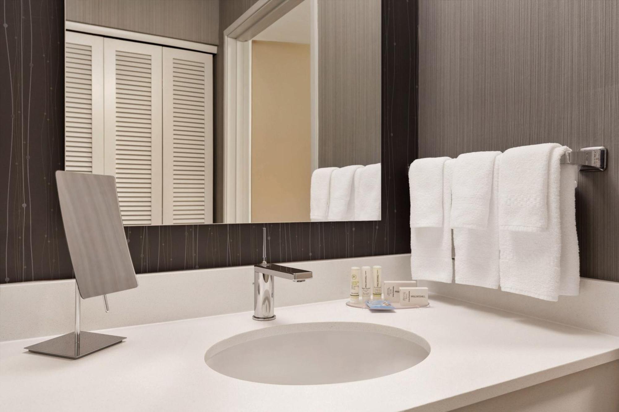 Courtyard By Marriott Топика Екстериор снимка