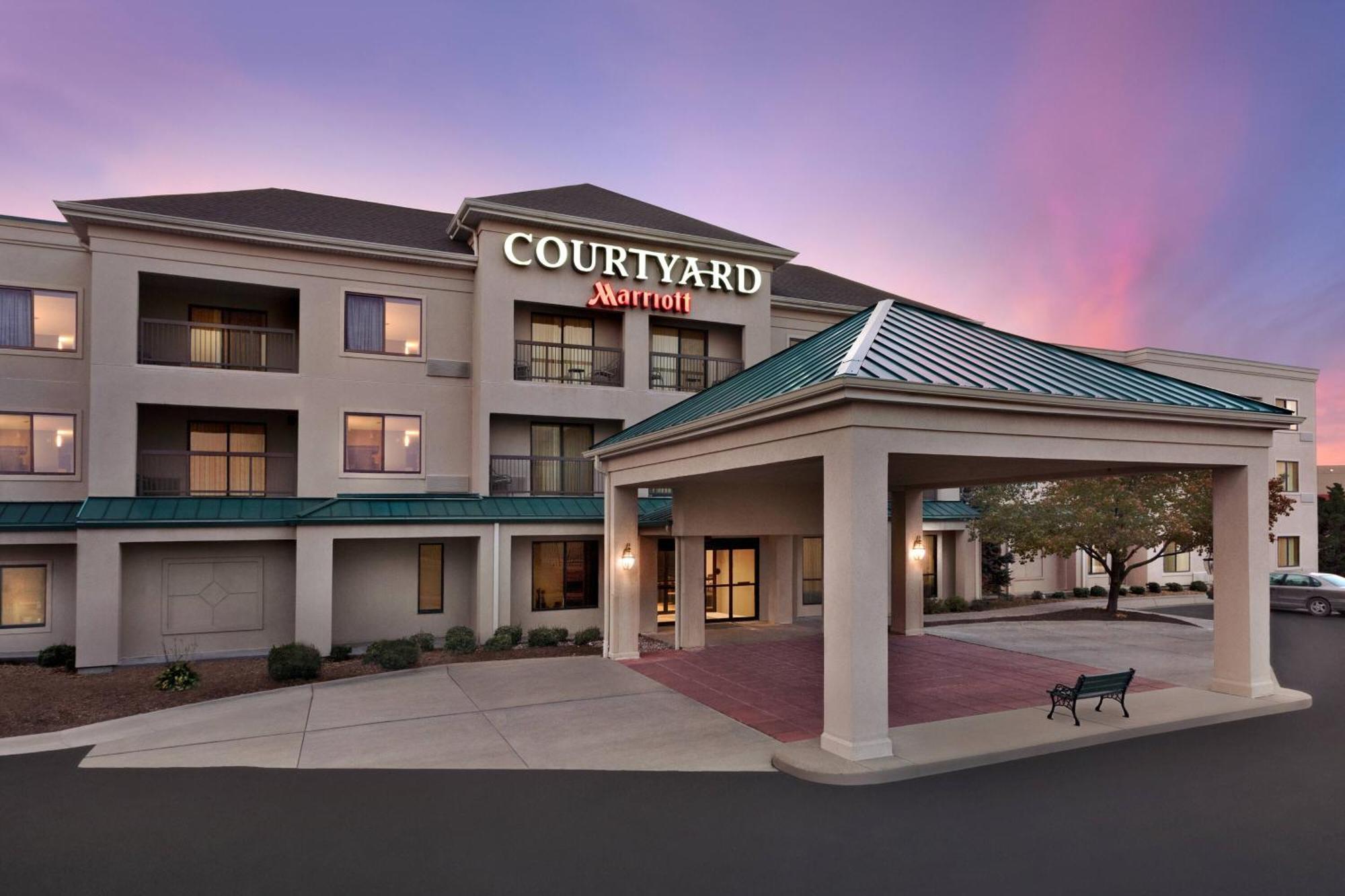 Courtyard By Marriott Топика Екстериор снимка