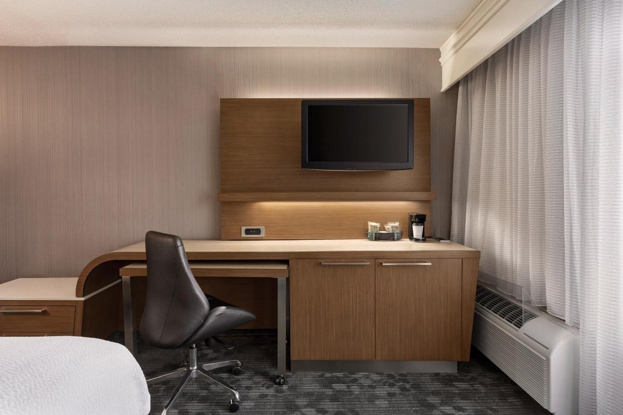 Courtyard By Marriott Топика Екстериор снимка
