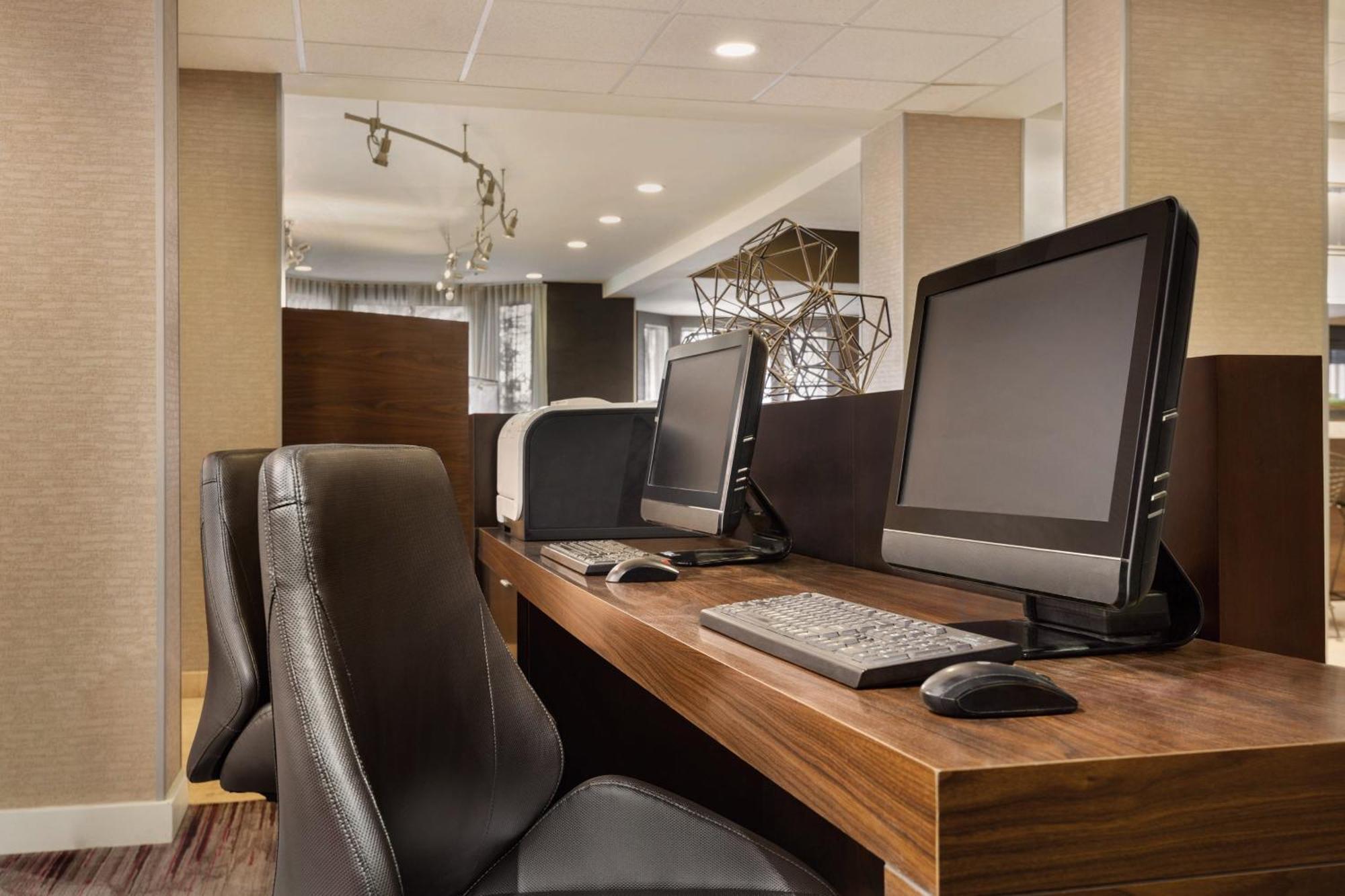Courtyard By Marriott Топика Екстериор снимка