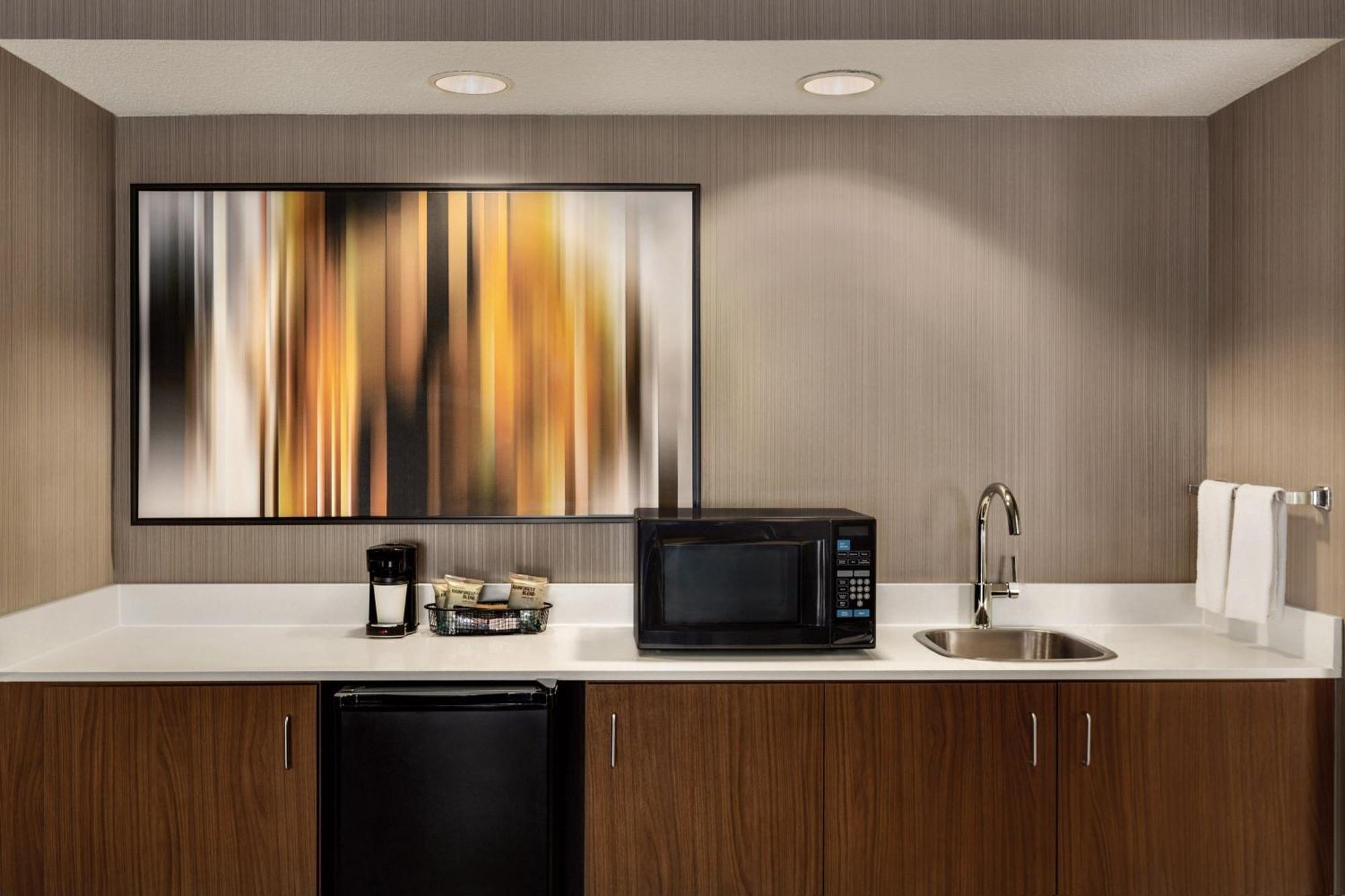 Courtyard By Marriott Топика Екстериор снимка