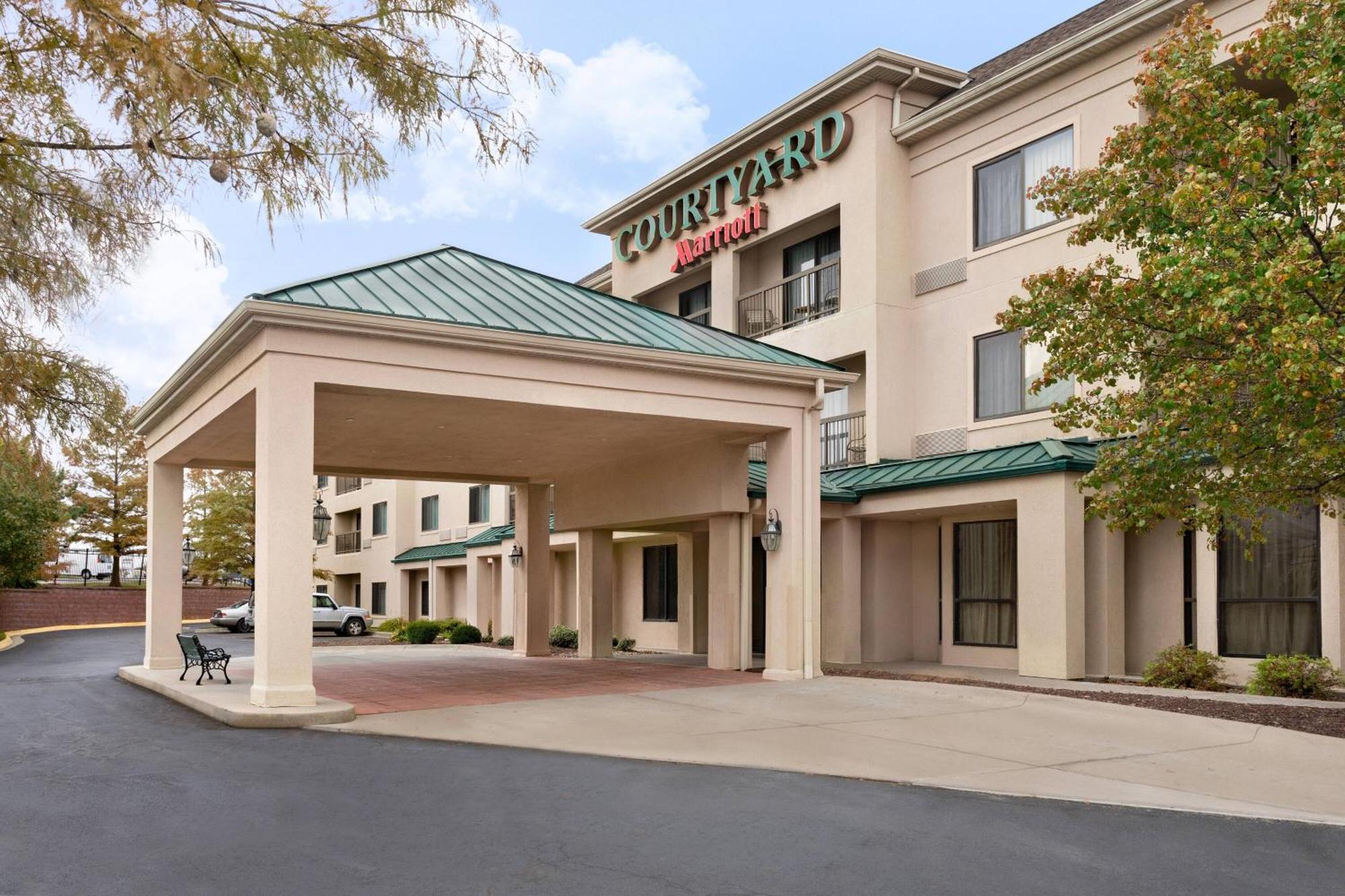 Courtyard By Marriott Топика Екстериор снимка