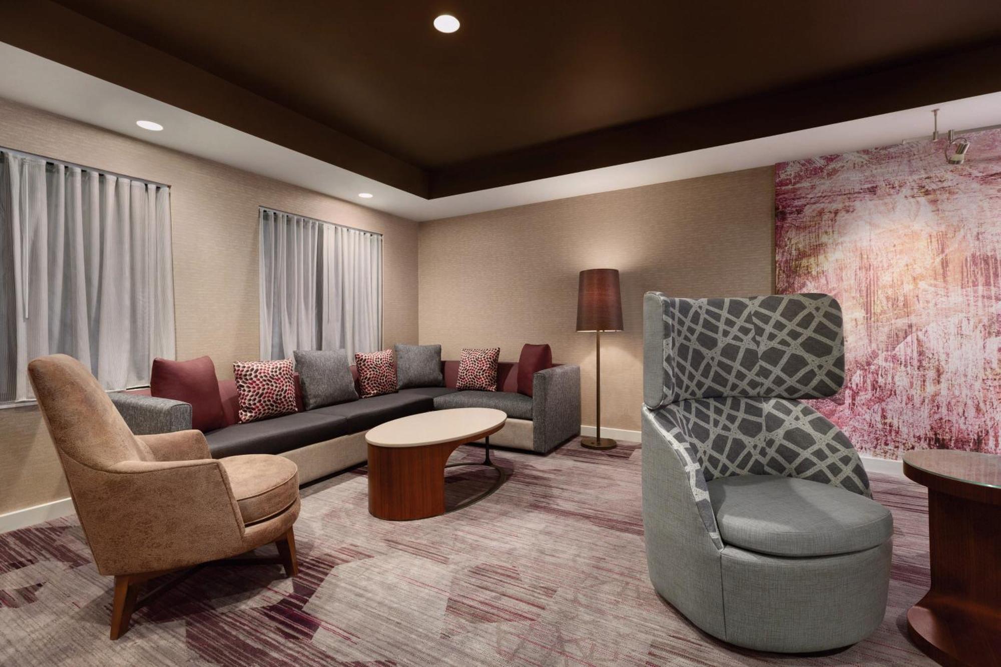 Courtyard By Marriott Топика Екстериор снимка