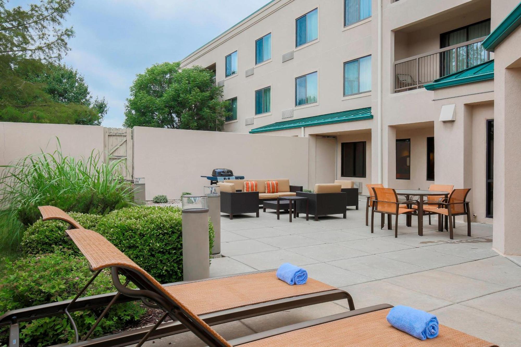 Courtyard By Marriott Топика Екстериор снимка