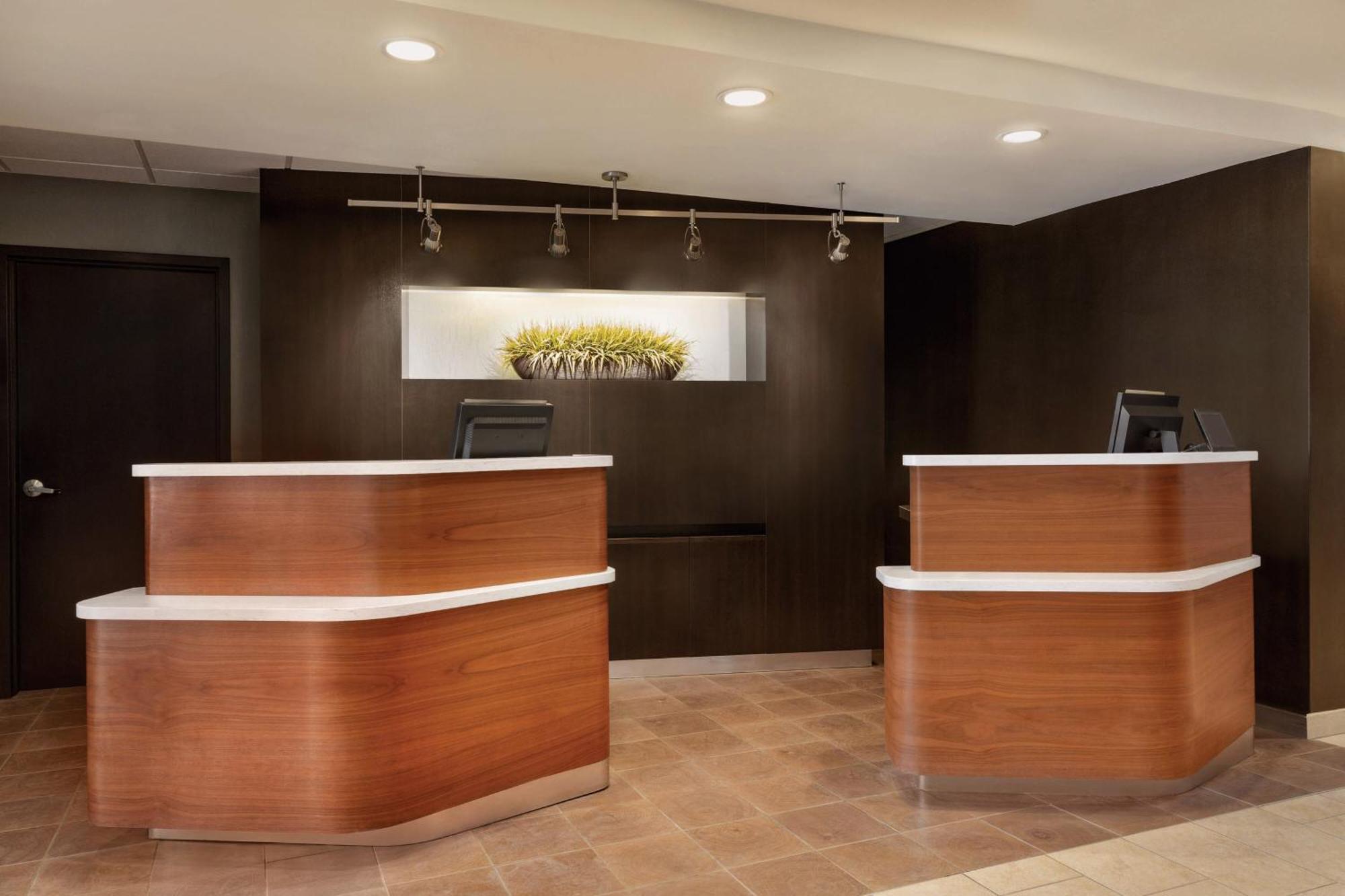 Courtyard By Marriott Топика Екстериор снимка