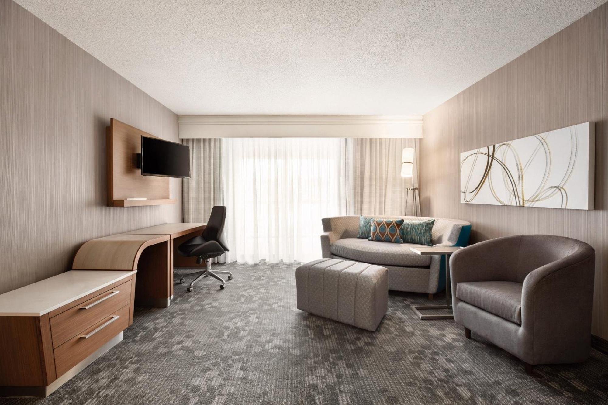 Courtyard By Marriott Топика Екстериор снимка