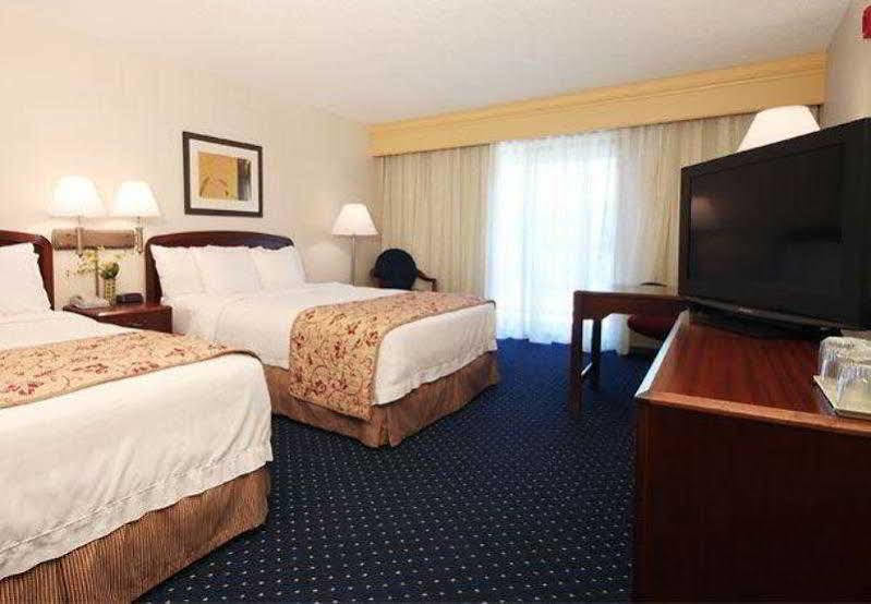 Courtyard By Marriott Топика Екстериор снимка