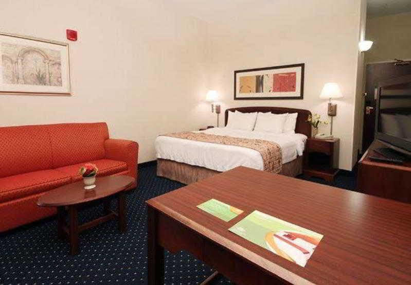 Courtyard By Marriott Топика Екстериор снимка