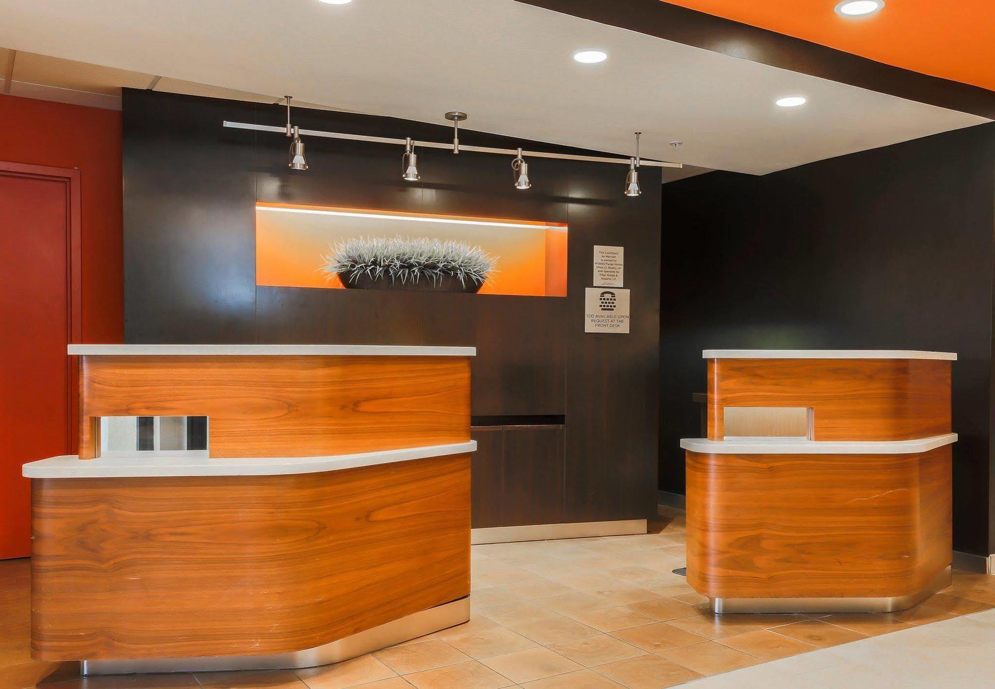 Courtyard By Marriott Топика Екстериор снимка