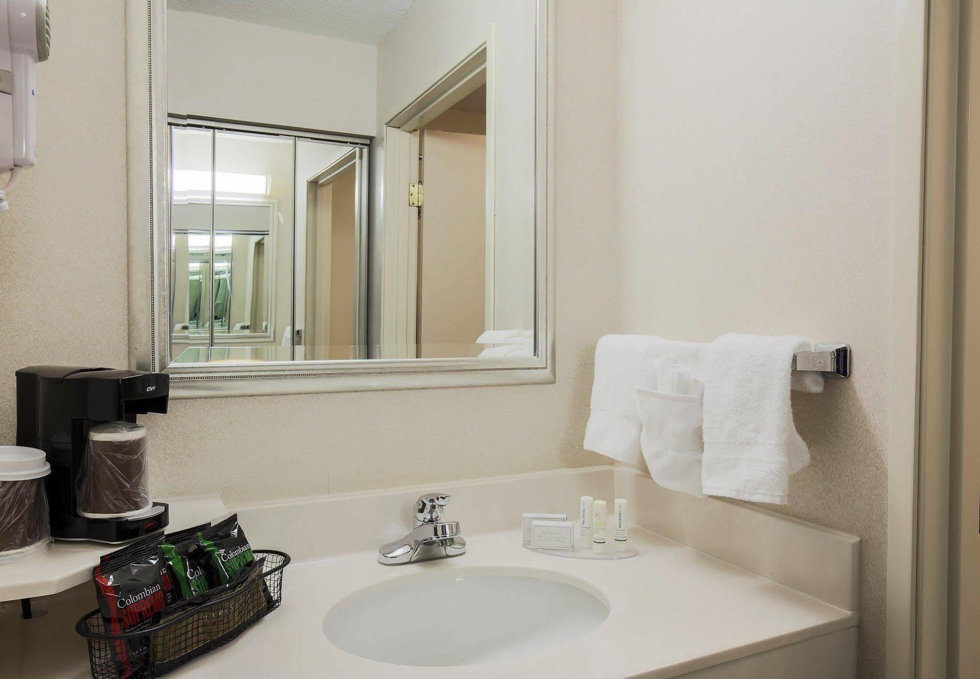 Courtyard By Marriott Топика Екстериор снимка