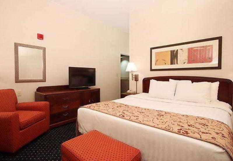 Courtyard By Marriott Топика Екстериор снимка