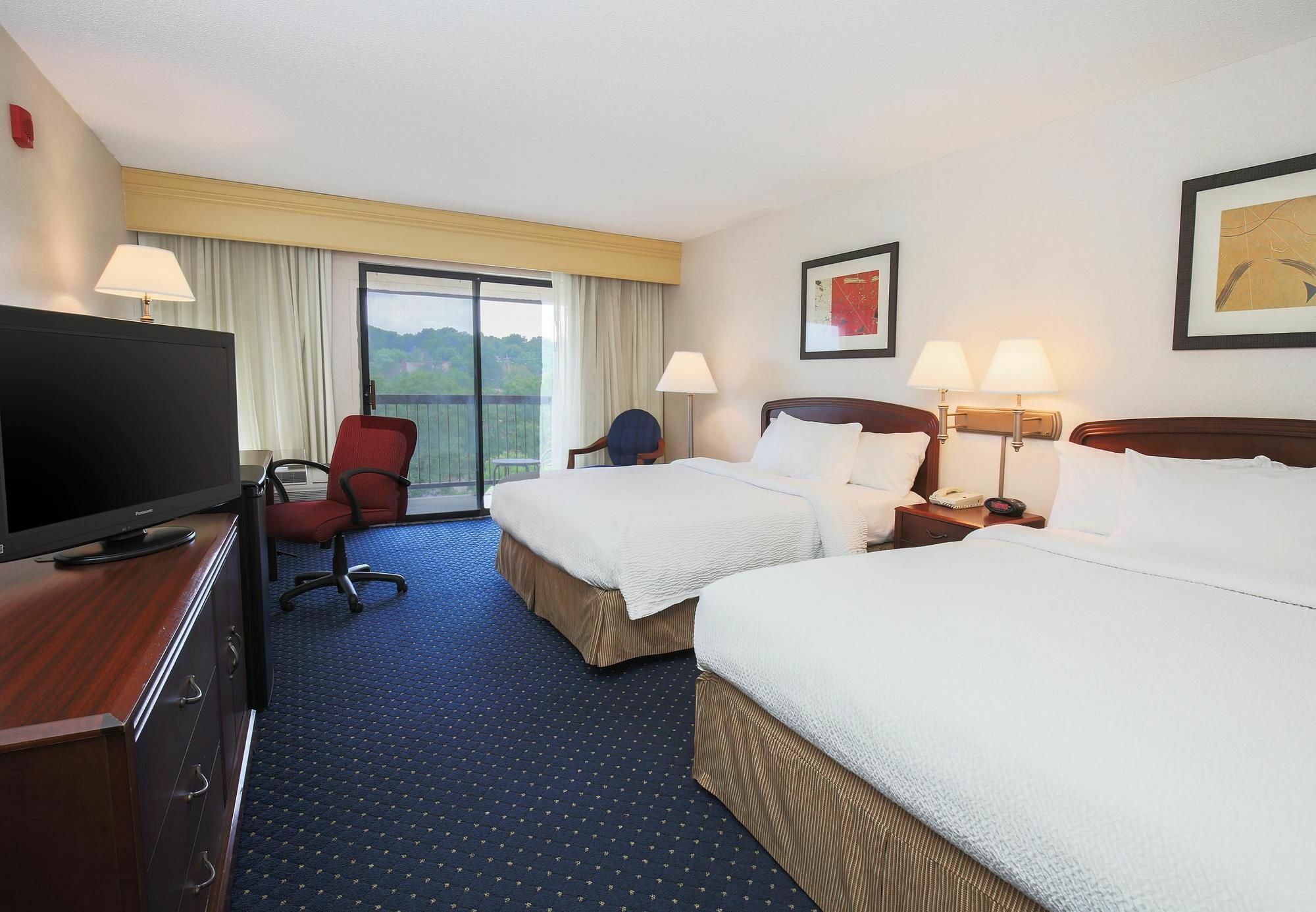 Courtyard By Marriott Топика Екстериор снимка
