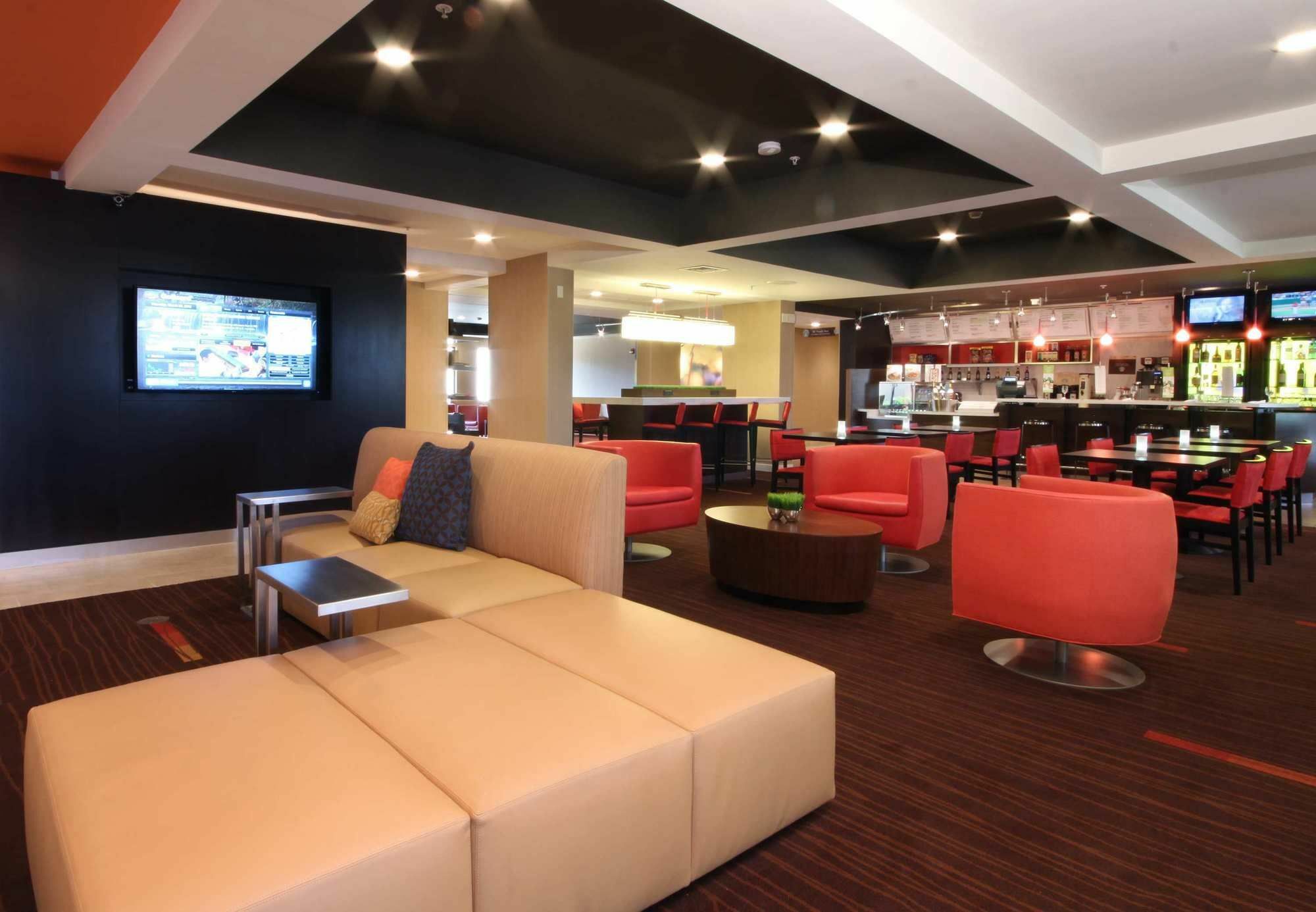 Courtyard By Marriott Топика Екстериор снимка