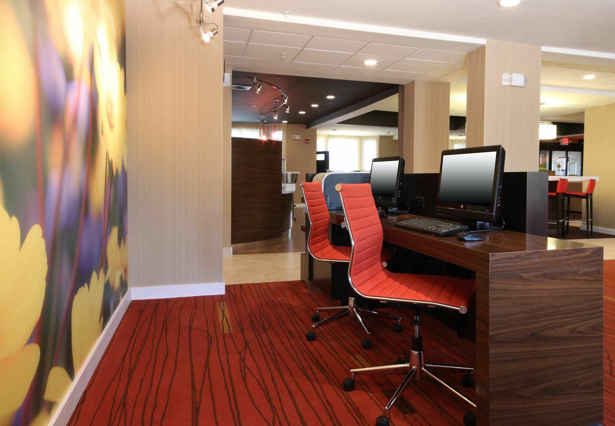 Courtyard By Marriott Топика Екстериор снимка
