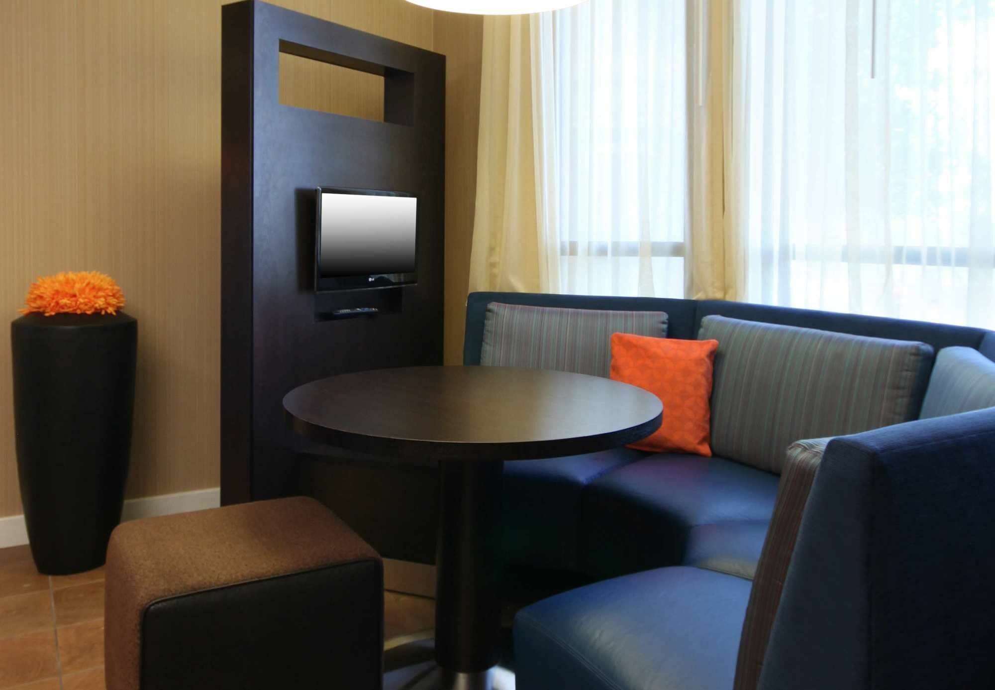 Courtyard By Marriott Топика Екстериор снимка